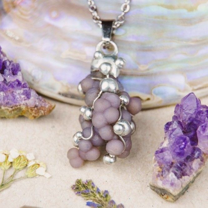 Cínový náhrdelník s hroznovým chalcedonem