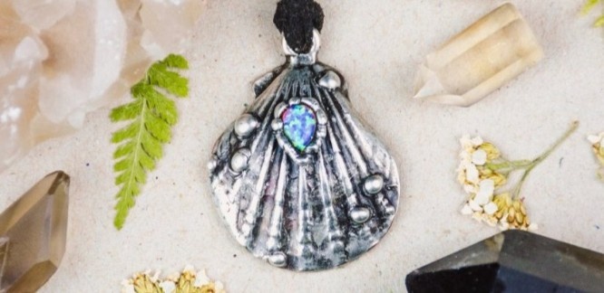 Cínový náhrdelník s opálem